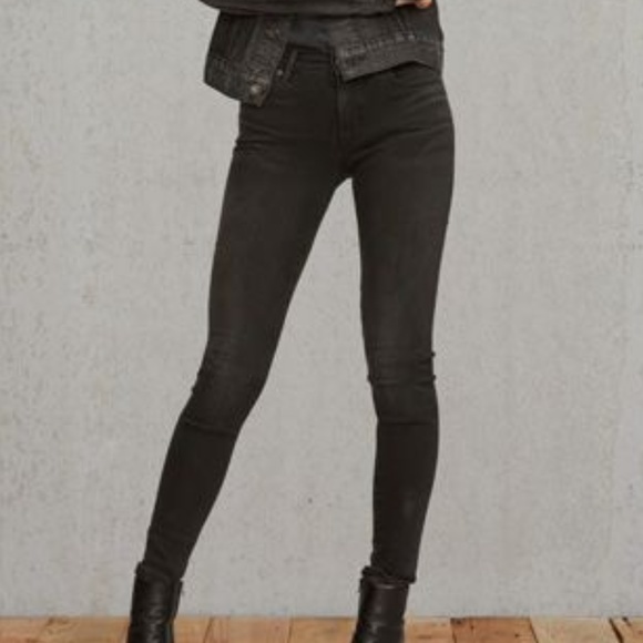 Levi's Denim - NWT Levi's high rise super skinny jeans 28